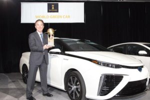 Karl Schlicht, Vicepresidente ejecutivo de Ventas y Marketing de Toyota Motor Europe con el premio.