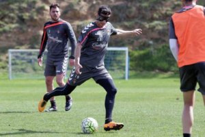 Manu podrá jugar con una máscara.
