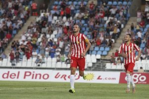 Soriano corre para celebrar un gol con el Almería.