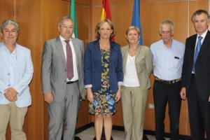 La consejera y la directora general, con representantes del sector pesquero.