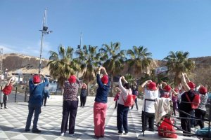 Participantes en una salida de promoción del envejecimiento activo.