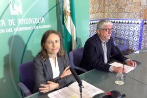 La delegada territorial de Educación, Francisca Fernández, y Gabriel Mori, responsable de Planificación de la delegación.