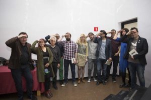 Presentadores, escritores y músicos oteando el horizonte, en un gesto icónico de El Gaviero.
