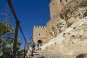 Turistas visitando la Alcazaba