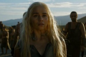 Emilia Clarke, en una escena del tráiler (Foto: HBO).