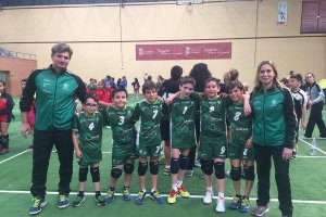 Equipo masculino campeón con sus entrenadores.