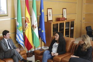 Imagen de la reunión entre el alcalde y Nivin Alaoui. 