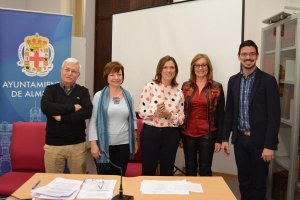 Amigos de la Alcazaba entrega al Ayuntamiento y al Archivo Municipal el pen drive con los planos digitalizados.