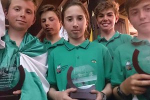 La regatista almeriense con su trofeo.