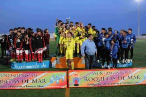 Todos al podio con Rubí tras un gran evento deportivo.