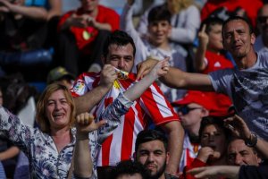 Los seguidores del Almería besan el escudo.