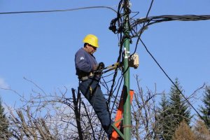 Instalación de cableado de fibra óptica en una barrio de la capital.