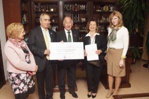 Acto de entrega de los 5.000 euros para la AECC.