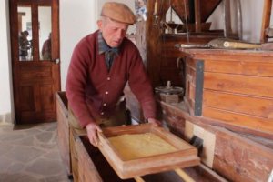 José Latorre El Molinero es el propietario de este molino harinero.