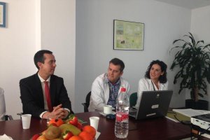 El director del Área de Farmacia con la coordinadora y  el delegado de Salud. 