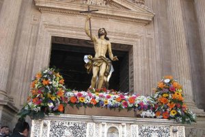 Era la 1.10 de la espléndida tarde del Domingo de Resurrección cuando el paso del Resucitado ganó la Plaza de la Catedral.