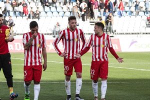 Los jugadores del Almería se vuelve a marchar con cara de póker.