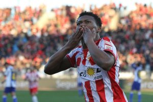 Uche celebrando un gol con un beso a la afición que tanto le apoya.