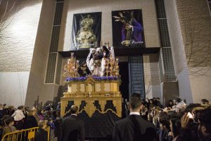 Cientos de personas se agolpaban frente a la entrada del templo.