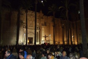 Multitudinario vía-crucis con la muy devota imagen del Santo Cristo de la Escucha.