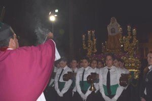 El canónigo, Francisco Sáez, bendiciendo el paso de  La Verónica en su estación de penitencia en la S.A.I. Catedral.