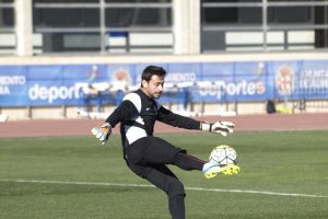 Casto sacando de puerta en un entrenamiento.