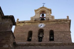 Vista del reloj del campanario de la catedral de Almería.