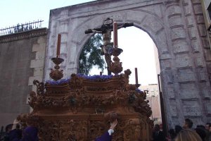 El Santísimo Cristo de la Buena Muerte saliendo desde la Compañía de María, con una fachada que reproduce la iglesia de San Juan, su sede canónica.