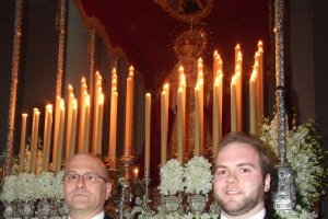 Manuel Vicente Barranco junto a su hijo Javier y ante María Santísima de los Desamparados.