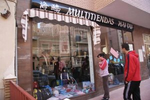 Un comercio chino de los muchos que abundan en la capital almeriense dedicado al segmento textil y de la juguetería. 