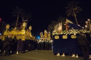 El paso de La Verónica fue testigo de nuevo del Encuentro entre El Nazareno y La Amargura.
