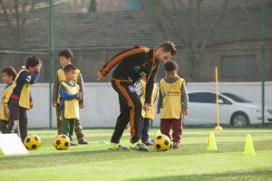 El entrenador de fútbol base Martín Galera en uno de los entrenamientos que imparte con niños chinos.