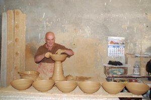Rafael Granados en su taller de alfarería, uno de los que se pueden visitar. 