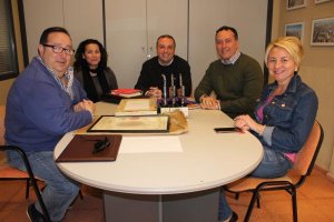 Concejales durante la reunión del gerente de Hidralia. 