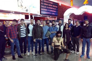 Equipo de figurantes almerienses antes de entrar a ver su película.