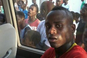 Mendy en el autobús de la selección de Guinea.