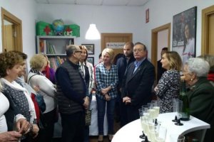 Concejales con voluntarios y el responsable de Cruz Roja en la sede de la entidad.