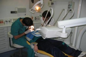 Una niña en edad escolar en la consulta del dentista.