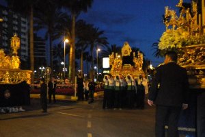 Apoteósica salida de la Virgen de la Merced, portada con mimo y dulzura por sus costaleros.