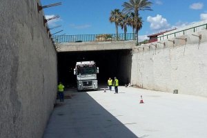 Un camión pasa por el tunel recién abierto que da acceso al puerto.