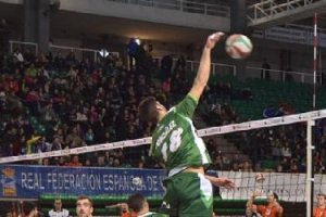 Juanmi ejecutando el remate.