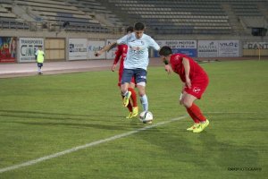 Rubén Guti conduce el balón.