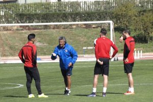 Pipo Goro hablando con los futbolistas.