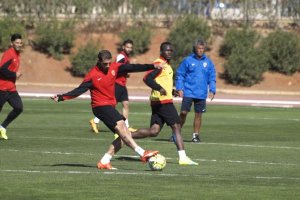 Kalu Uche disputa un balón con Ximo Navarro en el partidillo.