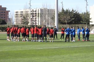 Charla del míster con la plantilla en el Anexo.