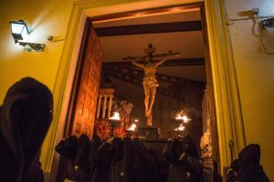 Salida del Cristo del Perdón desde la iglesia de San Ildefonso para iniciar su vía crucis penitencial de silencio