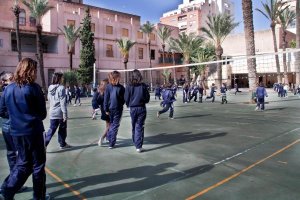 Alumnos en el patio del Colegio de la Compañía de María.