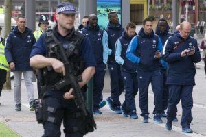 Policías custodiando a la selección francesa.