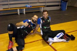 Mario Ferrera muy bien acompañado tras el entrenamiento.