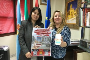 Cartel de la aplicación de Albox con la alcaldesa (izquierda) y la concejal de Cultura.